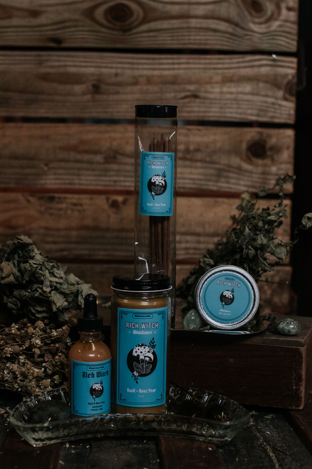 Rich Witch Manifestation Candle - Basil and Bosc Pear